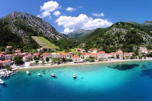 特雷斯塔尼克Holiday house with a parking space Trstenik, Peljesac - 10195的水中小岛的空中景观