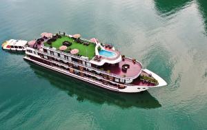 下龙湾Dora Cruise的水上游轮,带游泳池