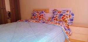 ChililabombweFully Furnished Apartment in Chililabombwe的一间卧室配有一张带五颜六色棉被的床