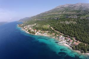 库希斯特Apartments by the sea Kuciste - Perna, Peljesac - 13921的海洋小岛的空中景观