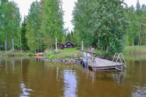 KontiolahtiPohjantilan Hirsituvat - Pohjantähti的湖中的一个木头码头
