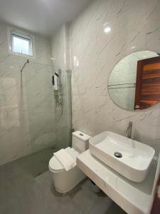 清莱La Maison Blanche Chiang Rai Resort的浴室配有卫生间、盥洗盆和淋浴。