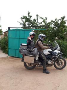 博孔巴耶沃Nurgul的两个人坐在摩托车上