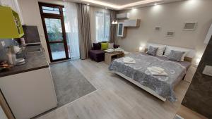 布尔加斯Sunrise City A1, Sarafovo的一间卧室设有一张床和一间客厅。