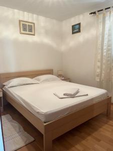 拉茨斯切Apartments by the sea Racisce, Korcula - 4359的一间卧室配有一张带白色床单的床和一扇窗户。