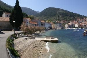 拉茨斯切Apartments by the sea Racisce, Korcula - 4361的城镇里一条有房屋和船只的河流