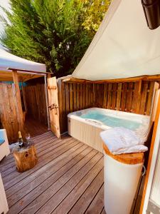梅佐隆巴尔多CASA da CARMEN - Relax & Tradizione的木制甲板上的按摩浴缸