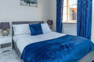 Stunning 3-Bed Risa House in Beeston Nottingham客房内的一张或多张床位
