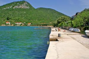 赞吉纳Apartments by the sea Luka Dubrava, Peljesac - 4568的山底下水体