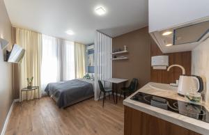 基辅MYFREEDOM Апартаменти метро Нивки的一间卧室配有一张床,厨房配有水槽