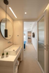 安提帕罗斯岛KAMEO, Antiparos的一间带水槽和镜子的浴室