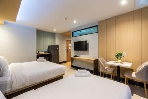 MakkasanHi Sotel - SHA Plus的酒店客房设有两张床和电视。