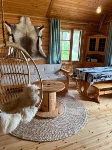 SaariharjuMetsä Kolo的小木屋内带摇椅的房间