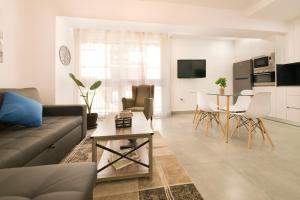 格拉纳达Apartamento Ribera del Genil Centro的客厅配有沙发和桌子
