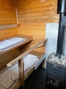 库奥皮奥Cottage Elsa的两张双层床,位于带炉灶的桑拿浴室