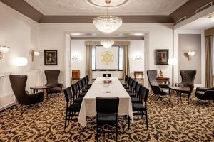 梅拉诺米拉奈洛夫经典酒店的一间会议室,配有长桌子和椅子