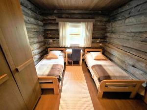 萨利色尔卡Kelo / Lapland, Saariselkä的小木屋内带三张床的房间