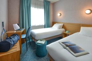 博讷Sure Hotel by Best Western Centre Beaune的酒店客房配有两张床和一张书桌