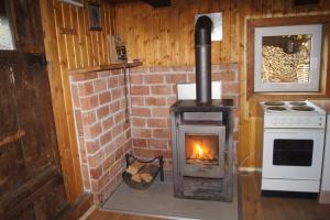 Rossleithen布兰特纳度假木屋的一个带炉灶的房间内的砖炉