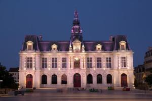 普瓦捷• Bel appartement - centre historique de Poitiers的一座白色的大建筑,顶部设有钟楼