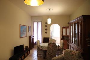 阿斯蒂La casa di Valentino - grazioso ed ampio bilocale的客厅配有桌椅