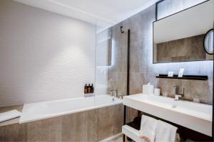 布鲁瓦Fleur de Loire的带浴缸、水槽和镜子的浴室