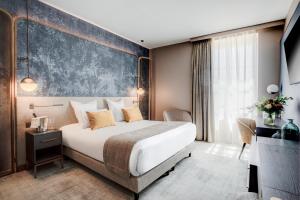 布鲁瓦Fleur de Loire的酒店客房设有一张大床和一张书桌。
