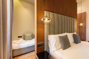 罗马ELICAL Exclusive Private Suites的酒店客房,设有两张床和镜子
