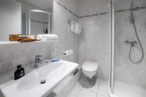 博讷Sure Hotel by Best Western Centre Beaune的带淋浴、盥洗盆和卫生间的浴室