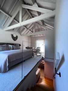 马尔科-德卡纳维泽斯Casas Bouça Maria - Aqua Village & Sports的一间卧室设有一张床和玻璃墙