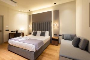罗马ELICAL Exclusive Private Suites的一间卧室配有一张大床和一张沙发