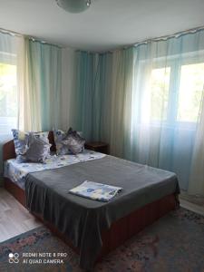 伯伊莱戈沃拉Vila Calix的一间卧室配有一张蓝色窗帘的床