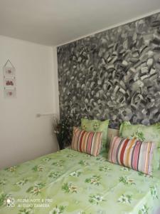 伯伊莱戈沃拉Vila Calix的一间卧室配有一张带绿床单和枕头的床。