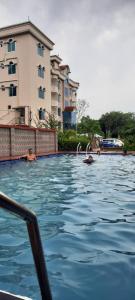 斯里曼加尔乌帕齐拉Grand Selim Resort & Tour – GSRT的大楼前的游泳池