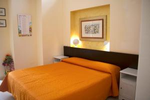 马泰拉b&b il villino的一间位于客房内的带橙色床的卧室