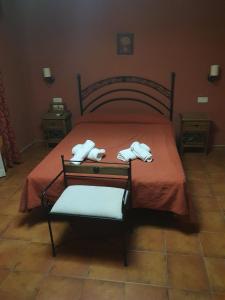 奥罗佩萨Hostal La Plata的一间卧室配有一张床,上面有两条毛巾