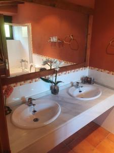 奥罗佩萨Hostal La Plata的浴室设有2个水槽和镜子