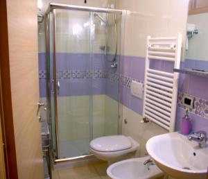 马泰拉b&b il villino的带淋浴、卫生间和盥洗盆的浴室