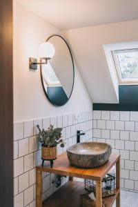 西格利盖特Kardamom Studio Apartman的一间带水槽和镜子的浴室