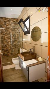 安齐拉贝Yvanka Appart'City Antsirabe的一间带水槽和卫生间的浴室以及窗户。