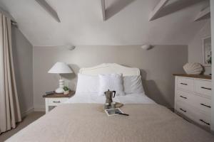 圣艾夫斯Spindrift, St Ives的一间卧室配有一张带白色床罩的大床