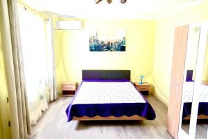 苏利纳Apartment modern in Sulina的一间卧室配有一张带蓝白色毯子的床