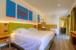 Hôtel Casale Olmia的酒店客房设有一张大床和一个厨房。