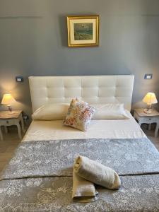 马拉泰亚SUITE Casa MARA & SUITE Casa TEA的卧室配有一张带两张桌子的大型白色床
