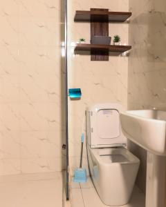 拉各斯Sigma Base Apartments的一间带卫生间和水槽的浴室