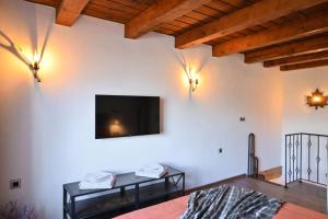 班斯科Marand Villas的卧室配有一张床,墙上配有电视。