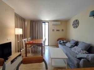卡拉费尔Calafell Sant Antoni的客厅配有沙发和桌子