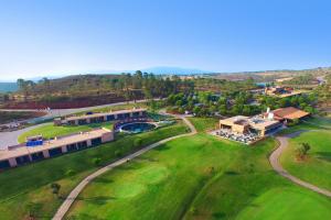 波尔蒂芒NAU Morgado Golf & Country Club的享有度假胜地和高尔夫球场的空中景致