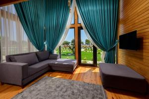 代姆雷Villa d'Mare的带沙发和大窗户的客厅