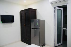 芽庄Moonlight House & Apartment Nha Trang的厨房配有冰箱,位于橱柜旁边
